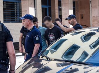 «Μπράβο, λεβέντη μου»: Χειροκροτήματα από την οικογένεια και φίλους στον 25χρονο που κατηγορείται για τη φωτιά στο Γηροκομείο