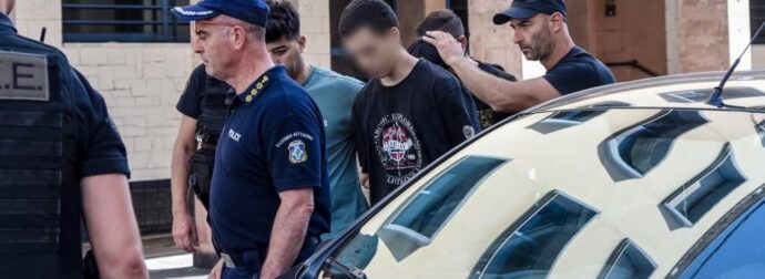 «Μπράβο, λεβέντη μου»: Χειροκροτήματα από την οικογένεια και φίλους στον 25χρονο που κατηγορείται για τη φωτιά στο Γηροκομείο