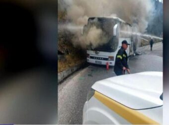 Φωτιά σε τουριστικό λεωφορείο στην Κέρκυρα – Σώθηκαν οι επιβάτες