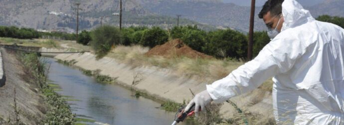 ΣΥΝΑΓΕΡΜΟΣ ΣΤΗΝ ΕΛΛΑΔΑ: ΦΟΝΙΚΟΣ ΙΟΣ ΧΤΥΠΗΣΕ ΤΗΝ ΧΩΡΑ – 2 ΝΕΚΡΟΙ ΚΑΙ 47 ΚΡΟΥΣΜΑΤΑ – ΤΟ ΠΡΩΤΟ ΣΥΜΠΤΩΜΑ ΠΟΥ ΕΧΕΙ