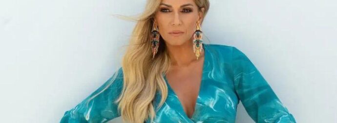 Δεν την νοιάζει τι θα πει ο ένας κι ο άλλος…: Η Έλλη Κοκκίνου ανέβασε στα 55 αρετουσάριστη φώτο με μπικίνι και δείχνει το αληθινό της σώμα