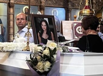 Το τελευταίο «αντίο» στη Μαρία: Σε λευκό φέρετρο η σορός της πρωταθλήτριας, πλήθος κόσμου στην κηδεία