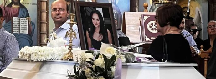 Το τελευταίο «αντίο» στη Μαρία: Σε λευκό φέρετρο η σορός της πρωταθλήτριας, πλήθος κόσμου στην κηδεία