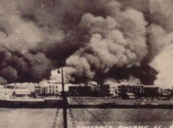 Σαν σήμερα, 29 Αυγούστου 1922: Η Σμύρνη πυρπολείται από τους Τούρκους – Χιλιάδες Έλληνες και Αρμένιοι χάνουν τη ζωή τους και ξεριζώνονται
