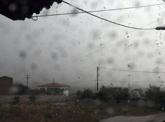 Άνοιξαν οι ουρανοί στην χώρα μας – Ισχυρές καταιγίδες, πλημμυρισμένοι δρόμοι, δεκάδες εγκλωβισμένοι – Δείτε που βρέχει τώρα