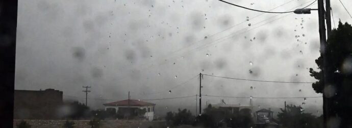 Άνοιξαν οι ουρανοί στην χώρα μας – Ισχυρές καταιγίδες, πλημμυρισμένοι δρόμοι, δεκάδες εγκλωβισμένοι – Δείτε που βρέχει τώρα