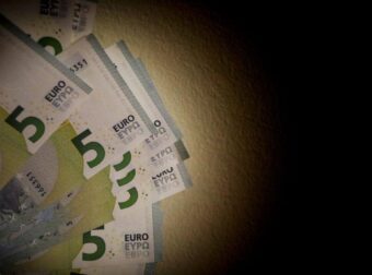ΤΡΕΧΟΥΝ ΣΤΑ ΑΤΜ ΑΠΟ ΤΑ ΧΑΡΑΜΑΤΑ ΟΙ ΕΛΛΗΝΕΣ – ΕΒΑΛΑΝ ΣΗΜΕΡΑ ΕΚΤΑΚΤΩΣ ΤΑ ΛΕΦΤΑ