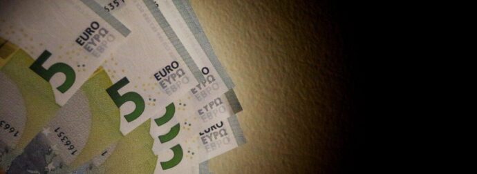 ΤΡΕΧΟΥΝ ΣΤΑ ΑΤΜ ΑΠΟ ΤΑ ΧΑΡΑΜΑΤΑ ΟΙ ΕΛΛΗΝΕΣ – ΕΒΑΛΑΝ ΣΗΜΕΡΑ ΕΚΤΑΚΤΩΣ ΤΑ ΛΕΦΤΑ