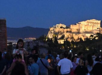«Ματωμένο φεγγάρι»: Οι μαγικές φωτογραφίες με την ολική έκλειψη Σελήνης