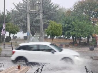 Ξαφνικό μπουρίνι σε πασίγνωστη πόλη της χώρας – Άνοιξαν οι ουρανοί μέρα μεσημέρι