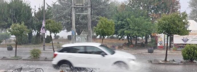 Ξαφνικό μπουρίνι σε πασίγνωστη πόλη της χώρας – Άνοιξαν οι ουρανοί μέρα μεσημέρι