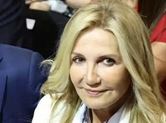 Ντυμένη σαν γαλαζοαίματη: Η Μαρέβα με ολόλευκο κοστούμι, καφέ παπούτσια και τσάντα που έχουν ελάχιστες