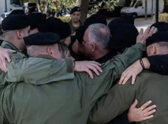 Συγκινητική στιγμή στη ΔΕΘ: Οι γονείς του αδικοχαμένου αρχιφύλακα Γιώργου Λυγγερίδη συναντούν τη διμοιρία του