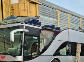 Τρένο συγκρούστηκε με διώροφο λεωφορείο – 8 νεκροί και 45 τραυματίες