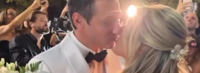 Παντρεύτηκαν ο Πάνος Καλίδης και η Λεάννα Μάρκογλου – Η άφιξη της νύφης και το φιλί