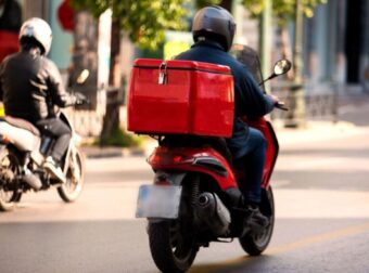 Πασίγνωστος Έλληνας πρωταγωνιστής της τηλεόρασης δουλεύει ντελίβερι σε πιτσαρία, σoκ ποιος είναι