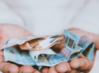 ΣΤΑ ΑΤΜ ΑΠΟ ΝΩΡΙΣ ΑΥΡΙΟ ΤΟ ΠΡΩΙ ΧΙΛΙΑΔΕΣ ΕΛΛΗΝΕΣ – ΜΠΑΙΝΟΥΝ ΤΑ ΛΕΦΤΑ ΣΤΟΥΣ ΛΟΓΑΡΙΑΣΜΟΥΣ