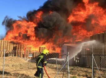 Φωτιά σε βιομηχανική περιοχή στην Αττική: «Επικίνδυνοι καπνοί, παραμείνετε σε εσωτερικούς χώρους, κλείστε πόρτες και παράθυρα»