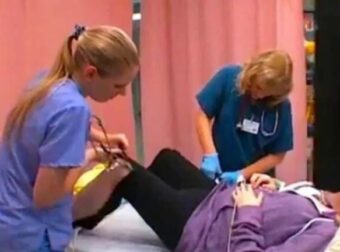 26χρονη έγκυος πήγε στο νοσοκομεiο ουpλιάζοντας από τον πόνο – Όταν της έκοψαν το παντελόνι έμειναν άναυδοι