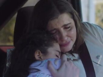 Να με λες μαμά: Καθήλωσε το X η πρεμιέρα – «Τη σειρά τη βλέπω με χαρτομάντιλα στο χέρι»