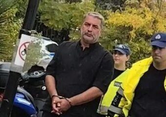 ΣΟΚ- Μόλις μαθεύτηκε: Αυτές είναι οι δυο γυναίκες που ήταν στο σπίτι του Μπισμπίκη – Γιατί είπαν ότι είναι κόρες του;