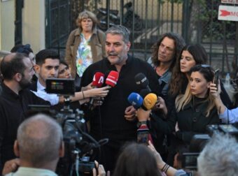 Το διέρρευσαν: Αυτή η πασίγνωστη γυναίκα βρισκόταν μέσα στο σπίτι του Μπισμπίκη και άνοιξε στους αστυνομικούς – Είπε ότι είναι… κόρη του