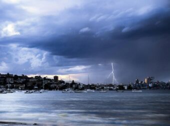 Κακοκαιρία «Barbara»: Απόψε έρχεται με καταιγίδες, χαλάζι και ισχυρούς ανέμους – Οι περιοχές σε «κόκκινο» συναγερμό