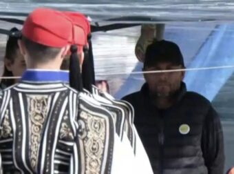 Ο Πάνος Ρούτσι στάθηκε όρθιος μπροστά στους εύζωνες στην 21η ημέρα απεργίας πείνας