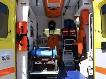 Ελλάδα…2025: Άνοιξε η πόρτα ασθενοφόρου εν κινήσει και έπεσε το φορείο με ασθενή στον δρόμο