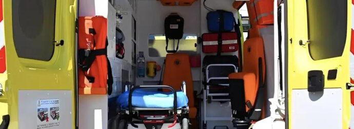 Ελλάδα…2025: Άνοιξε η πόρτα ασθενοφόρου εν κινήσει και έπεσε το φορείο με ασθενή στον δρόμο