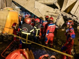 Κατέρρευσε κτήριο: Πολλοί νεκροί, ανάμεσα τους και πολλά παιδιά – Συναγερμός στα ασθενοφόρα (ΕΙΚΟΝEΣ ΣOK)