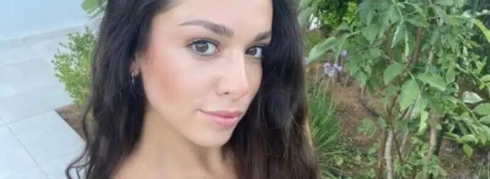 Έχει πάρει το βλέμμα του – Αυτή είναι η καλλονή 22χρονη κόρη πασίγνωστου Έλληνα τραγουδιστή που απέκτησε μετά τον δεύτερο γάμο του