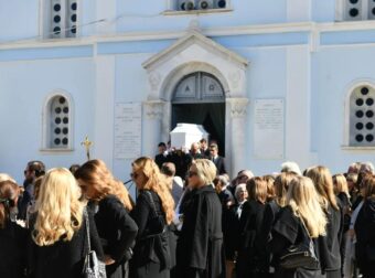 Σπάραξε όλη η εκκλησία: Το στεφάνι που έστειλε ο Νίκος Πατέρας στην κηδεία της Μαρίσσας Λαιμού – Εικόνες από το τελευταίο αντίο