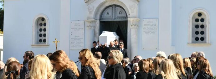 Σπάραξε όλη η εκκλησία: Το στεφάνι που έστειλε ο Νίκος Πατέρας στην κηδεία της Μαρίσσας Λαιμού – Εικόνες από το τελευταίο αντίο