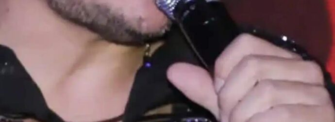 Έλληνας τραγουδιστής γύρισε σπίτι κι έπιασε την σύντροφό του με άλλον – Ποιος είναι