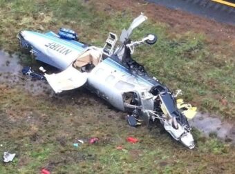 ΕΚΤΑΚΤΟ: Αεροπλάνο έπεσε σε δρόμο γεμάτο αυτοκίνητα – Έχουμε νεκρούς