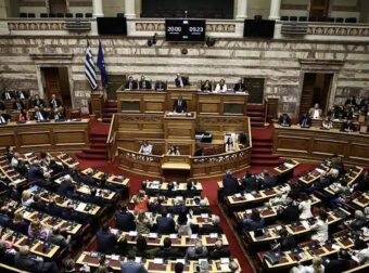 Λιποθύμησε γυναίκα βουλευτής στη Βουλή – Προσωρινή αναστάτωση