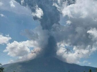 «Συναγερμός» τώρα: Νέα έκρηξη του ηφαιστείου – Εκτοξεύεται τέφρα σε ύψος 11 χιλιομέτρων – Έτοιμοι να εγκαταλείψουν οι κάτοικοι