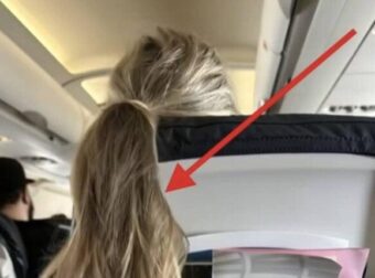 Μια κοπέλα στο αεροπλάνο πέταξε τα μαλλιά της πάνω από το κάθισμά μου, κλείνοντας την οθόνη μου: Έπρεπε να δώσω ένα μάθημα στην αγενή γυναίκα.