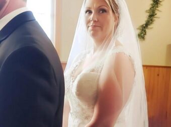 Πέντε χρόνια μετά τον θάνατο της γυναίκας μου πήγα με την κόρη μου στον γάμο ενός παιδικού φίλου και όταν είδα τη νύφη, η κόρη μου με ρώτησε: «Μπαμπά, γιατί κλαις;»