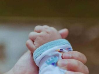 Βρέφος έπεσε από την κούνια του και νοσηλεύεται στην Εντατική