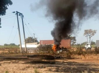 Τραγωδία: Βυτιοφόρο ανατράπηκε και τυλίχθηκε στις φλόγες – Τουλάχιστον 35 νεκροί