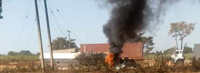 Τραγωδία: Βυτιοφόρο ανατράπηκε και τυλίχθηκε στις φλόγες – Τουλάχιστον 35 νεκροί