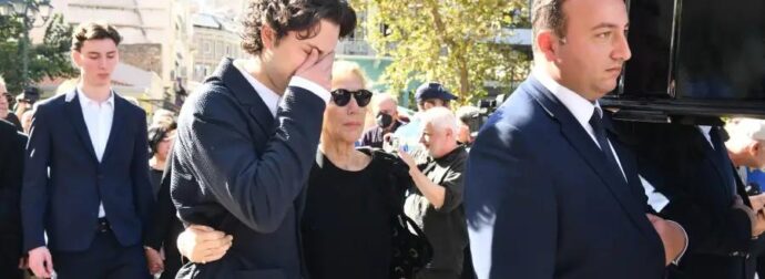 Κηδεία Διονύση Σαββόπουλου: Συντετριμμένη η σύζυγός του, Άσπα Σαββοπούλου – Οι πρώτες φωτoγραφίες