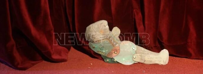 Συγκλονίζει η φιγούρα του Καραγκιόζη στο φέρετρό του Διονύση Σαββόπουλο