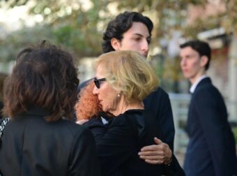 «Ένιωθα έναν κόμπο στο λαιμό»: Ποιος είναι ο εγγονός και ο συνονόματος του Σαββόπουλου που συγκίνησε τους πάντες στον επικήδειό του