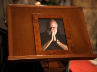 Η Ελλάδα αποχαιρετά τον «Νιόνιο» της – Δείτε LIVE την κηδεία του Διονύση Σαββόπουλου