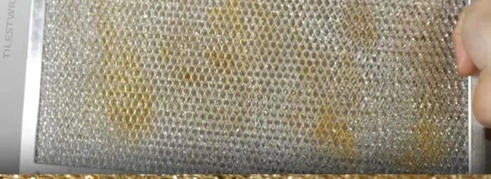 Το φίλτρο του απορροφητήρα στην κουζίνα σας είναι γεμάτο λίπη. Κάντε το ξανά σαν καινούργιο χωρίς κόπο