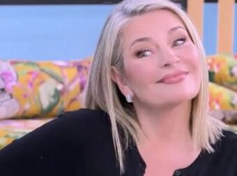 Έκανε γνωστή την εγκυμοσύνη στον «αέρα» του Super Κατερίνα