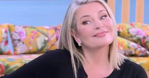 Έκανε γνωστή την εγκυμοσύνη στον «αέρα» του Super Κατερίνα